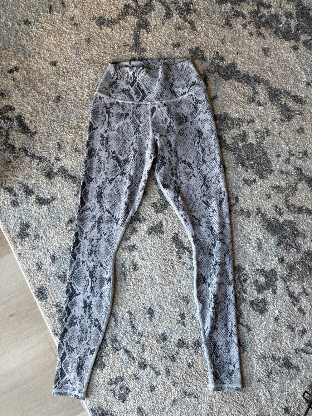 ALO Yoga Gray Snake-Print Stretch Leggings